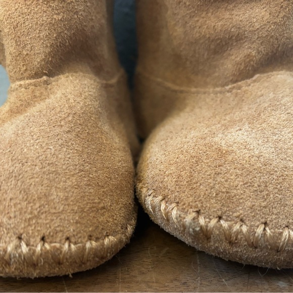 UGG Tan Baby Booties with Cream Lining Size 5 - Picture 3 of 11